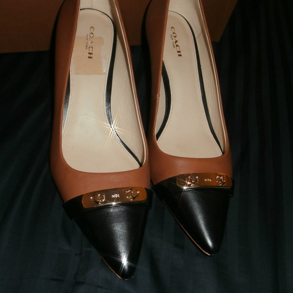 9.5 M Coach Black & Saddle Pumps